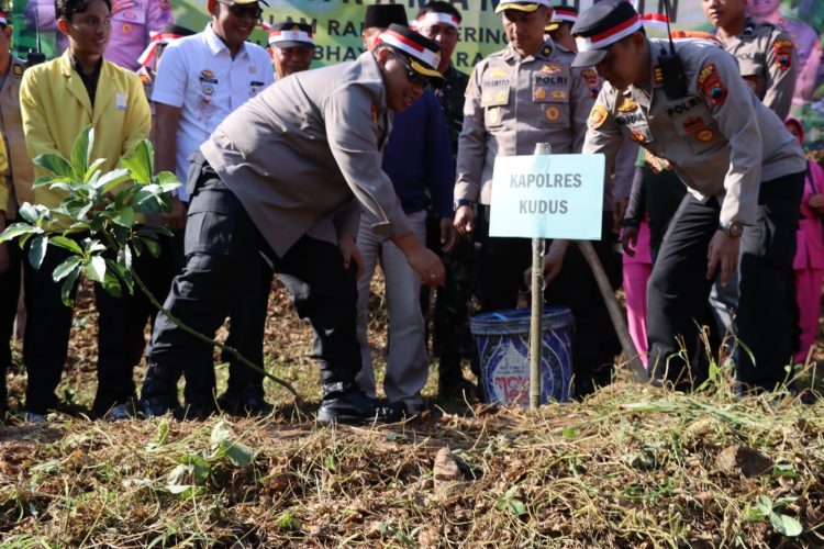Lestarikan Lingkungan, Kini 1.100 Pohon Berbagai Jenis di Tanam Serentak