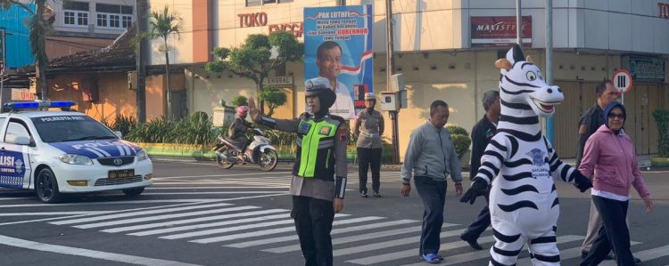 Badut Zebra Polantas Pati Bantu Atur Lalu Lintas