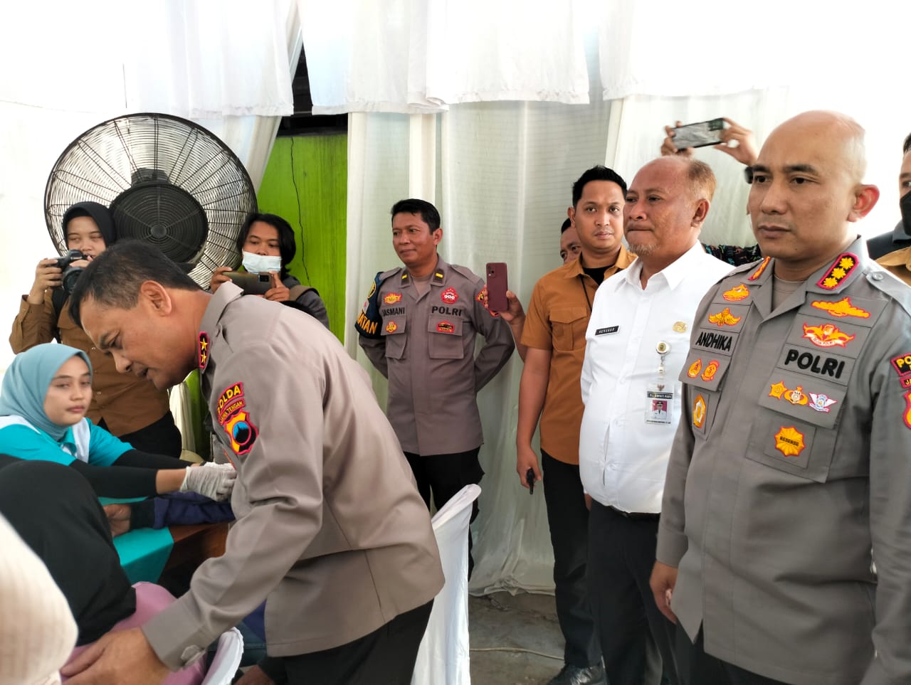 Bantuan Sembako di Bagikan Warga, Kapolda Jateng : Masyarakat Jangan Aksi Main Hakim Sendiri