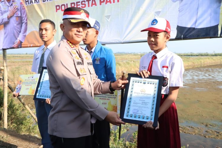 Hari Bhayangkara ke 78, Polresta Pati Gelar Baksos Pemberian Beasiswa