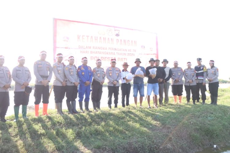 Penebaran Bibit Ikan, Kapolresta Pati Menyambut Hari Bhayangkara ke 78