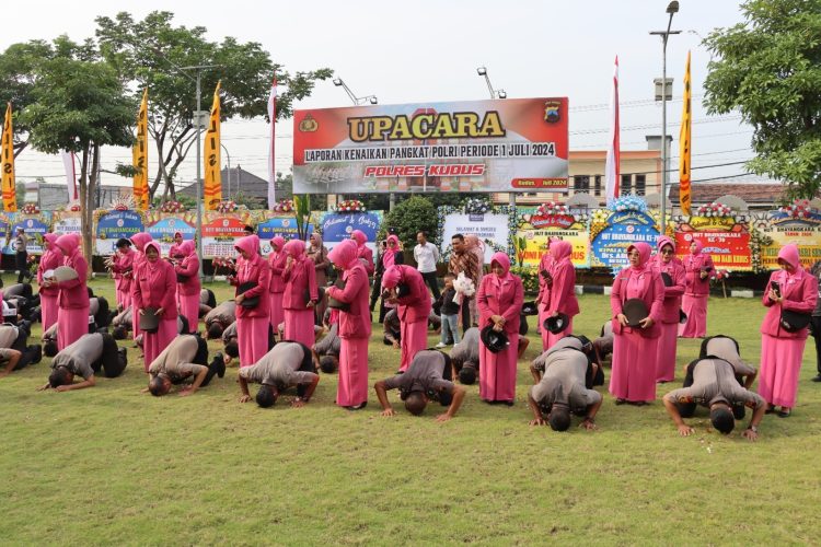 Tingkatkan Kinerja, Kapolres Kudus : 44 Personil Naik Pangkat