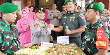 Kue Tart dan Tumpeng Kejutan di Polres Kudus