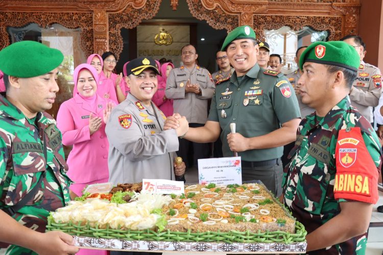Kue Tart dan Tumpeng Kejutan di Polres Kudus