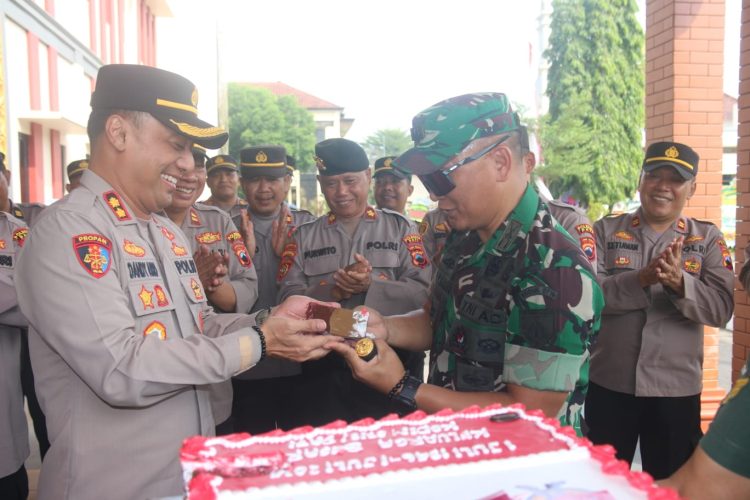 Kejutan HUT Bhayangkara ke 78, Kini Komandan Kodim 0718/Pati Serbu Mapolresta