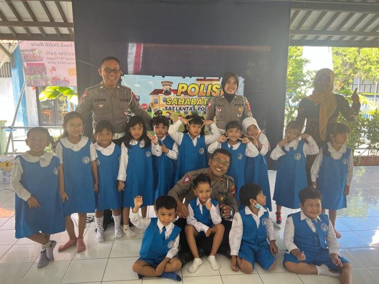 Ops Patuh Candi 2024, Polisi Sambangi Murid TK Pertiwi Pati