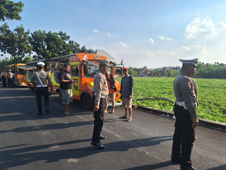 Polisi Penindakan Kereta Kelinci di Jalan Umum