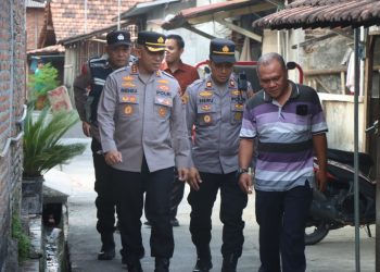 Paket Sembako dan Uang Tunai di Berikan ke Warga