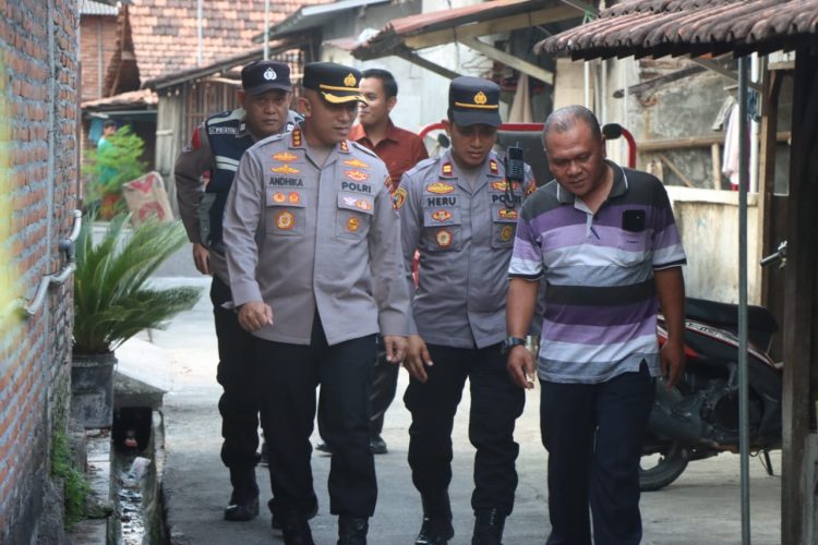 Paket Sembako dan Uang Tunai di Berikan ke Warga