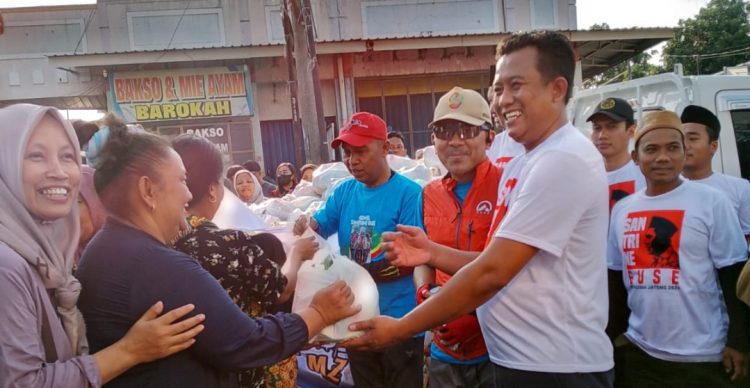 Berbagi Sayur, Kini Santri Gus Ghofur dan Paslon No. 3 Gowes Bersama