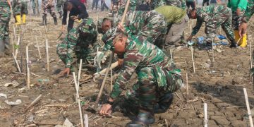 Karya Bakti, Dandim Pati Gelar Bersihkan Pantai