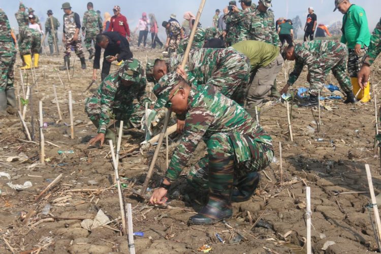 Karya Bakti, Dandim Pati Gelar Bersihkan Pantai