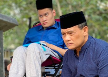 Haru, Ahmad Luthfi Bersama Putranya Berziarah ke Makam Sang Istri