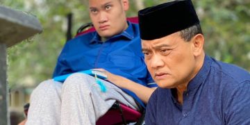 Haru, Ahmad Luthfi Bersama Putranya Berziarah ke Makam Sang Istri