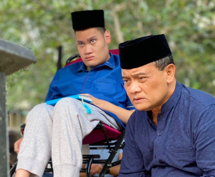 Haru, Ahmad Luthfi Bersama Putranya Berziarah ke Makam Sang Istri