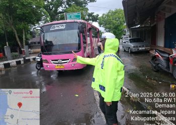 Meski Diguyur Hujan, Polisi Tetap Jaga Lalu Lintas