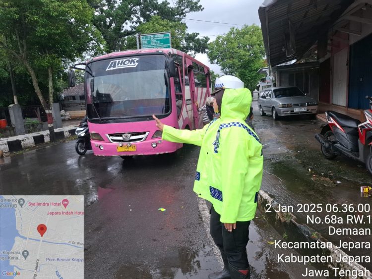 Meski Diguyur Hujan, Polisi Tetap Jaga Lalu Lintas