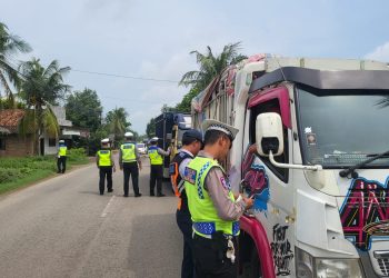 Cegah Kecelakaan, Satlantas Pati Tertibkan Truk Galian C yang Tidak Gunakan Terpal