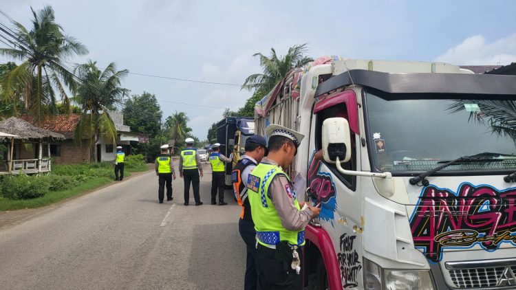 Cegah Kecelakaan, Satlantas Pati Tertibkan Truk Galian C yang Tidak Gunakan Terpal