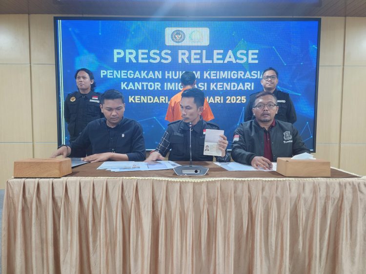 Melanggar Izin Visa, WNA China Dipulangkan oleh Imigrasi Kendari