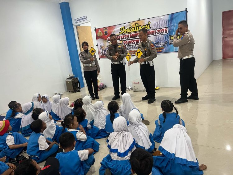 Polisi Kenalkan Rambu Lalu Lintas ke Anak TK