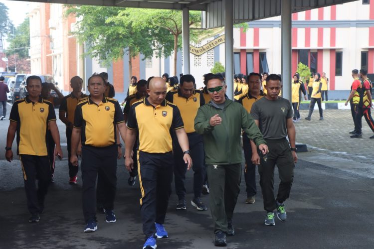 Jaga Soliditas, TNI – Polri Gelar Senam dan Jalan Santai