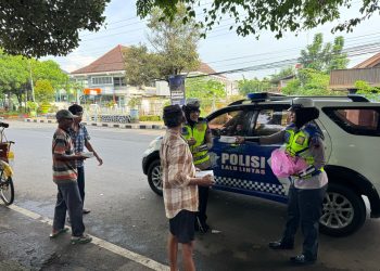 Edukasi Keselamatan Berlalu Lintas, Polisi Bagikan Makanan Gratis