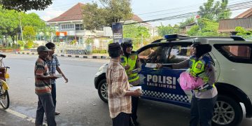 Edukasi Keselamatan Berlalu Lintas, Polisi Bagikan Makanan Gratis