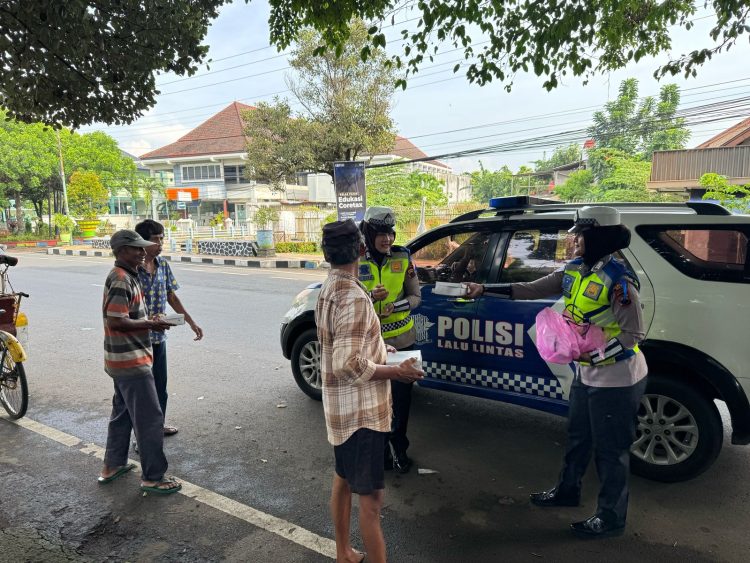 Edukasi Keselamatan Berlalu Lintas, Polisi Bagikan Makanan Gratis