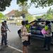 Edukasi Keselamatan Berlalu Lintas, Polisi Bagikan Makanan Gratis