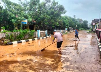 Endapan Lumpur Pasca Banjir di Wedarijaksa, Jalanan Licin