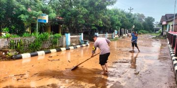 Endapan Lumpur Pasca Banjir di Wedarijaksa, Jalanan Licin
