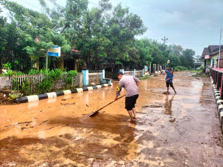 Endapan Lumpur Pasca Banjir di Wedarijaksa, Jalanan Licin