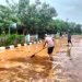 Endapan Lumpur Pasca Banjir di Wedarijaksa, Jalanan Licin