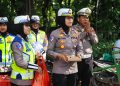 Berbagi di Tengah Tumpukan Sampah, Inilah Aksi Sosial Polisi