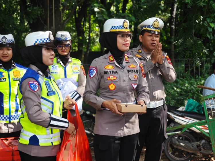 Berbagi di Tengah Tumpukan Sampah, Inilah Aksi Sosial Polisi