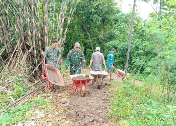 Capai 78%, TNI dan Warga Perbaikan Tanggul di Angkatan Lor