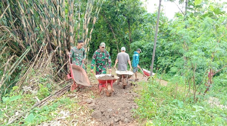 Capai 78%, TNI dan Warga Perbaikan Tanggul di Angkatan Lor