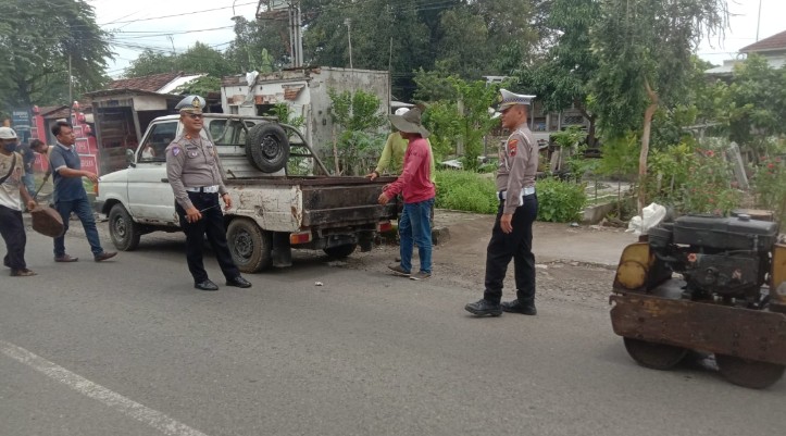 Cegah Kecelakaan, Satlantas Pati dan DPUTR Perbaiki Jalan Berlubang
