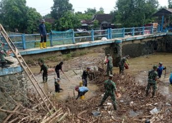TNI dan Warga Kayen Bersihkan Sampah di Sungai Tambak Winong