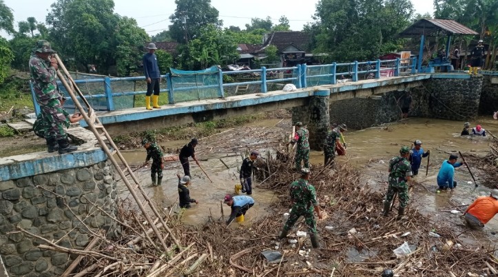 TNI dan Warga Kayen Bersihkan Sampah di Sungai Tambak Winong