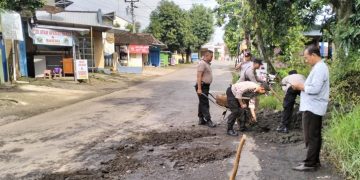 Hindari Kecelakaan, Polisi dan TNI Tambal Jalan Berlubang