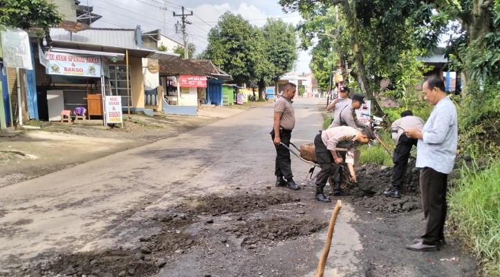 Hindari Kecelakaan, Polisi dan TNI Tambal Jalan Berlubang