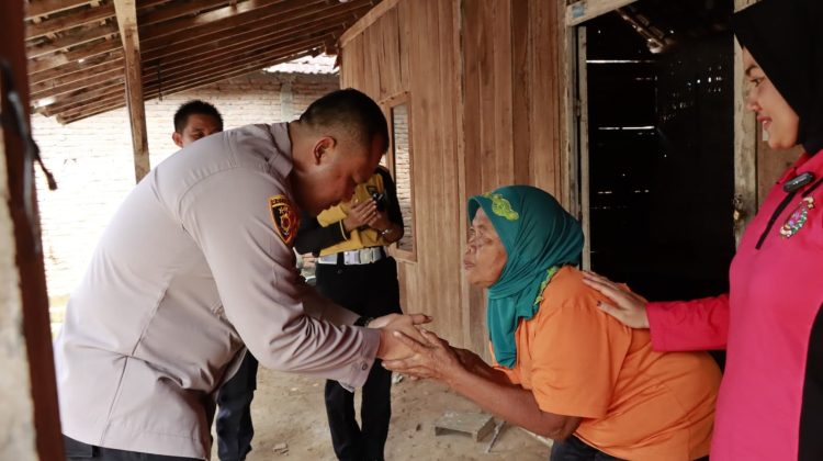 Wujud Kepedulian, Kapolres Rembang : Bedah Rumah Masyarakat Kurang Mampu