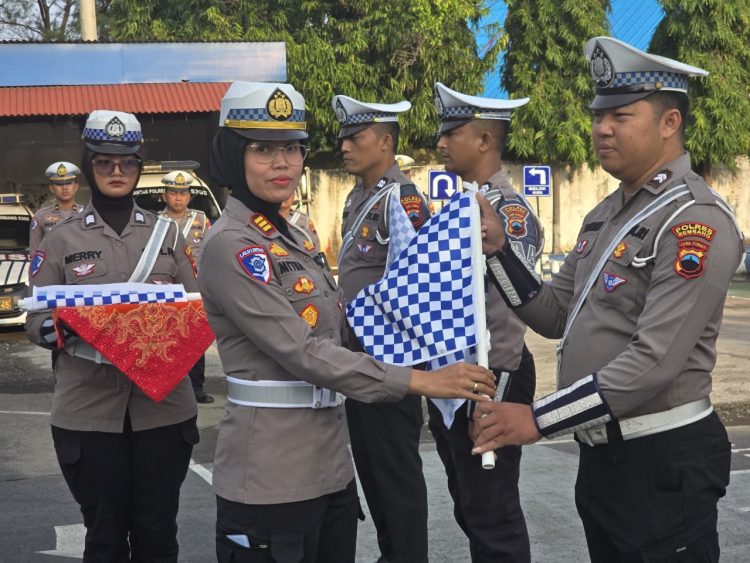 Tingkatkan Ketertiban Lalu Lintas, Satlantas Polres Rembang Serahkan Bendera Gatur