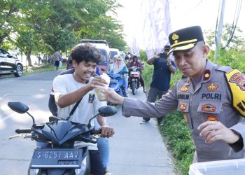 Berbagi Takjil, Polres Rembang Pererat Kebersamaan di Bulan Ramadhan