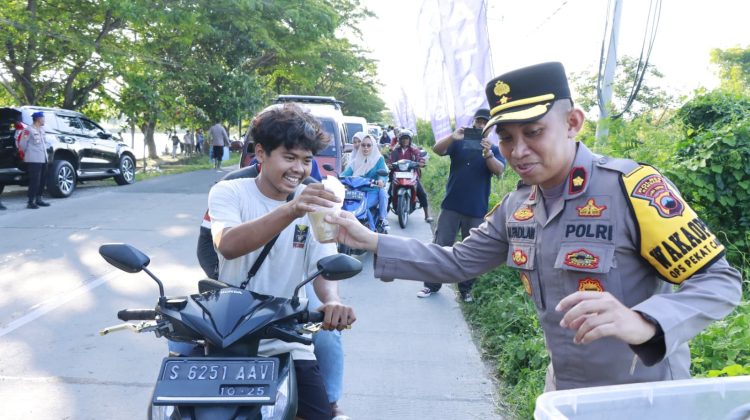 Berbagi Takjil, Polres Rembang Pererat Kebersamaan di Bulan Ramadhan