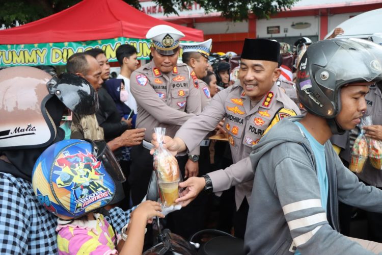 2000 Takjil di Bagikan, Kapolresta Pati sebut Wujud Kepedulian di Bulan Ramadan