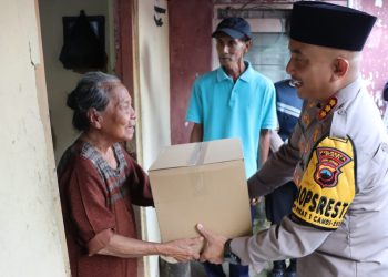 Lansia di Pati dan Margorejo Terima Bansos