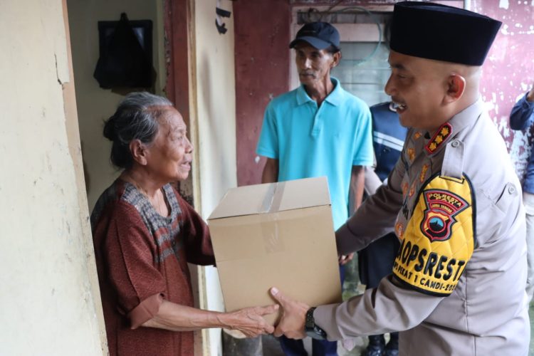 Lansia di Pati dan Margorejo Terima Bansos